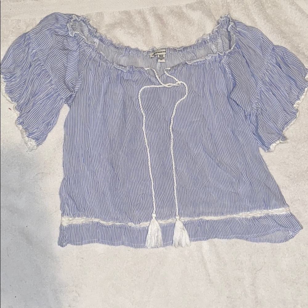 Off the shoulders blouse with tassels.